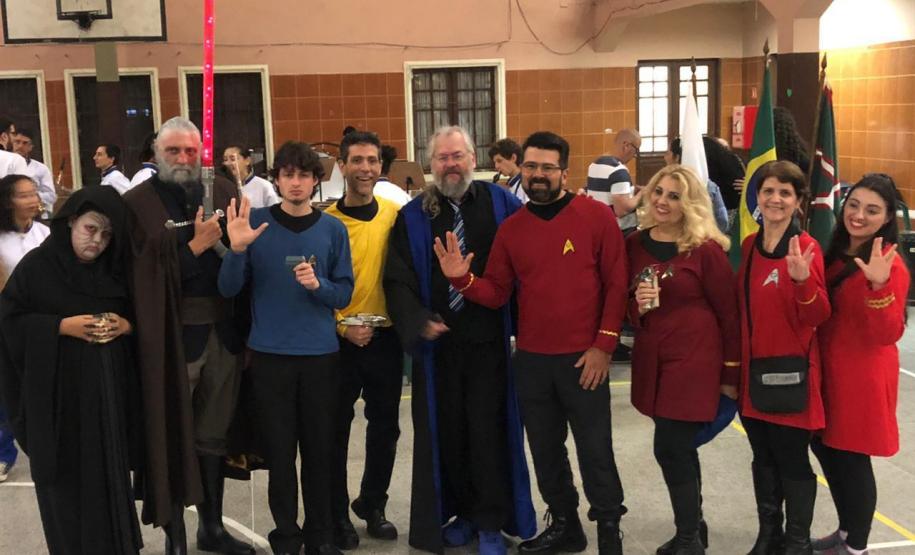 iep 02 Na noite de quinta-feira (31), a Banda Sinfônica Bento Mossurunga encantou o público presente no Instituto de Educação do Paraná (CEP-Instituto), onde a plateia se reuniu para a audição “Trilhas de Cinema”, executada pela composição conduzida pelo maestro e professor Alessandro Gomes.