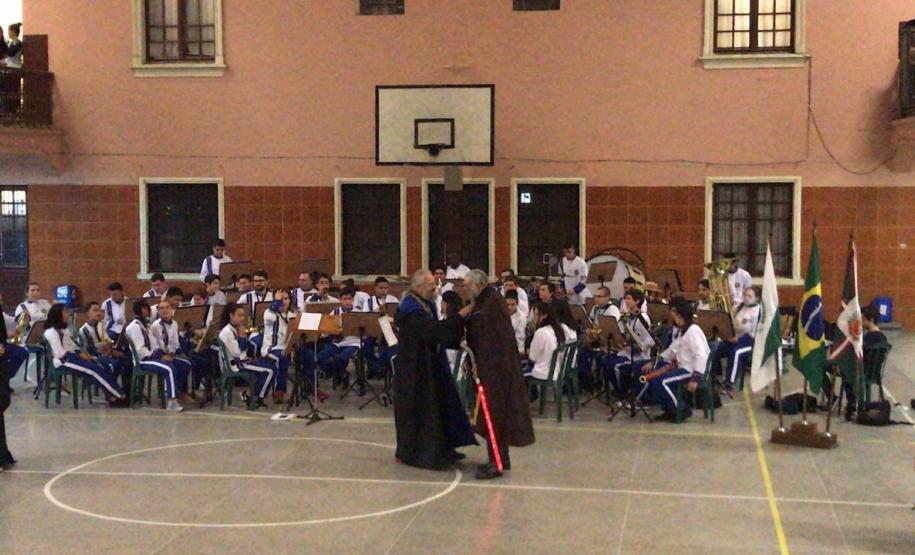 iep 04 Na noite de quinta-feira (31), a Banda Sinfônica Bento Mossurunga encantou o público presente no Instituto de Educação do Paraná (CEP-Instituto), onde a plateia se reuniu para a audição “Trilhas de Cinema”, executada pela composição conduzida pelo maestro e professor Alessandro Gomes.