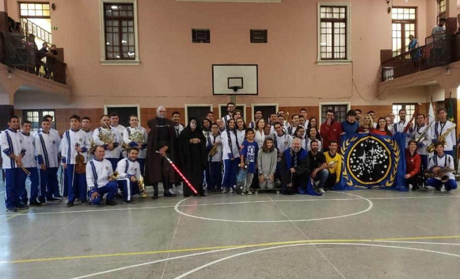 iep 05 Na noite de quinta-feira (31), a Banda Sinfônica Bento Mossurunga encantou o público presente no Instituto de Educação do Paraná (CEP-Instituto), onde a plateia se reuniu para a audição “Trilhas de Cinema”, executada pela composição conduzida pelo maestro e professor Alessandro Gomes.