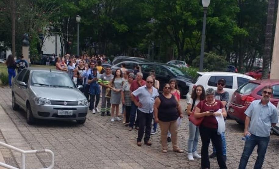 Foto 2 Pais, mães e responsáveis formaram uma longa fila em frente ao Colégio Estadual do Paraná (CEP) nesta segunda-feira (4), no primeiro dia de inscrições ao Processo Classificatório para ingresso de novas turmas no 1° ano do Ensino Médio Regular, no ano letivo de 2020. A grande procura superou as expectativas da equipe de gestão Colégio, que iniciou o atendimento por volta das 15h, e só finalizou após a realização da última inscrição por volta das 1h36, já na madrugada de terça-feira (5).