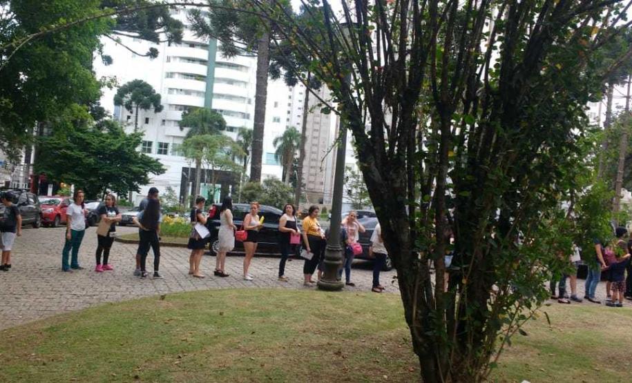 Foto 3 Pais, mães e responsáveis formaram uma longa fila em frente ao Colégio Estadual do Paraná (CEP) nesta segunda-feira (4), no primeiro dia de inscrições ao Processo Classificatório para ingresso de novas turmas no 1° ano do Ensino Médio Regular, no ano letivo de 2020. A grande procura superou as expectativas da equipe de gestão Colégio, que iniciou o atendimento por volta das 15h, e só finalizou após a realização da última inscrição por volta das 1h36, já na madrugada de terça-feira (5).