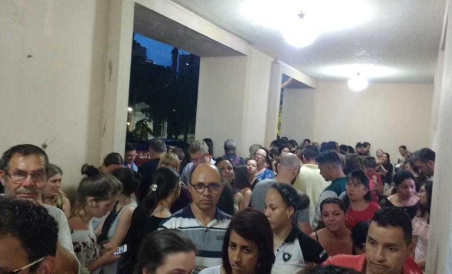 Foto 4 Pais, mães e responsáveis formaram uma longa fila em frente ao Colégio Estadual do Paraná (CEP) nesta segunda-feira (4), no primeiro dia de inscrições ao Processo Classificatório para ingresso de novas turmas no 1° ano do Ensino Médio Regular, no ano letivo de 2020. A grande procura superou as expectativas da equipe de gestão Colégio, que iniciou o atendimento por volta das 15h, e só finalizou após a realização da última inscrição por volta das 1h36, já na madrugada de terça-feira (5).