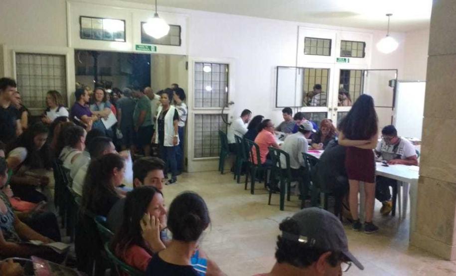 Foto 5 Pais, mães e responsáveis formaram uma longa fila em frente ao Colégio Estadual do Paraná (CEP) nesta segunda-feira (4), no primeiro dia de inscrições ao Processo Classificatório para ingresso de novas turmas no 1° ano do Ensino Médio Regular, no ano letivo de 2020. A grande procura superou as expectativas da equipe de gestão Colégio, que iniciou o atendimento por volta das 15h, e só finalizou após a realização da última inscrição por volta das 1h36, já na madrugada de terça-feira (5).