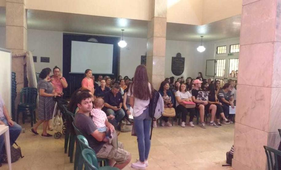 Foto 7 Pais, mães e responsáveis formaram uma longa fila em frente ao Colégio Estadual do Paraná (CEP) nesta segunda-feira (4), no primeiro dia de inscrições ao Processo Classificatório para ingresso de novas turmas no 1° ano do Ensino Médio Regular, no ano letivo de 2020. A grande procura superou as expectativas da equipe de gestão Colégio, que iniciou o atendimento por volta das 15h, e só finalizou após a realização da última inscrição por volta das 1h36, já na madrugada de terça-feira (5).