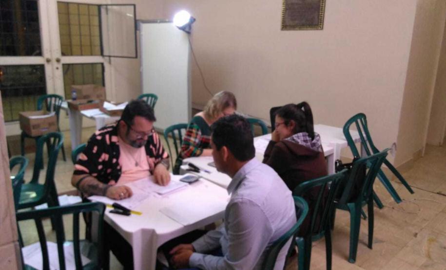 Foto 8 Pais, mães e responsáveis formaram uma longa fila em frente ao Colégio Estadual do Paraná (CEP) nesta segunda-feira (4), no primeiro dia de inscrições ao Processo Classificatório para ingresso de novas turmas no 1° ano do Ensino Médio Regular, no ano letivo de 2020. A grande procura superou as expectativas da equipe de gestão Colégio, que iniciou o atendimento por volta das 15h, e só finalizou após a realização da última inscrição por volta das 1h36, já na madrugada de terça-feira (5).