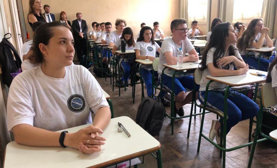 Foto 1 Os estudantes do Colégio Estadual do Paraná (CEP), matriculados nos últimos anos dos cursos do Ensino Médio, Médio Integrado e da Educação Profissional, foram selecionados para participarem do concurso de redação que terá como tema: “A Corrupção, seus reflexos comportamentais e impactos na sociedade”
