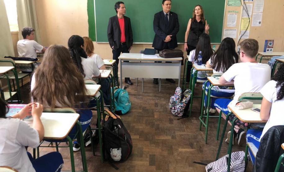 Foto 2 Os estudantes do Colégio Estadual do Paraná (CEP), matriculados nos últimos anos dos cursos do Ensino Médio, Médio Integrado e da Educação Profissional, foram selecionados para participarem do concurso de redação que terá como tema: “A Corrupção, seus reflexos comportamentais e impactos na sociedade”