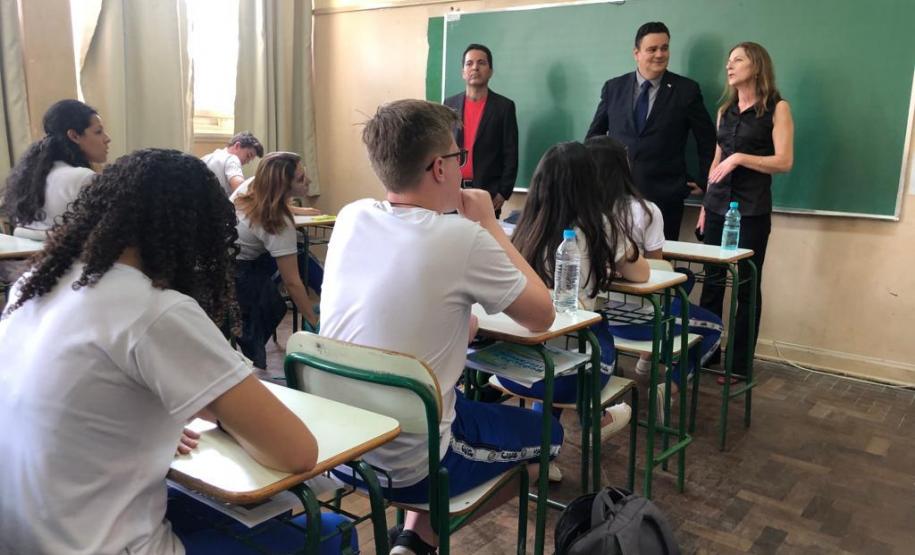 Foto 3 Os estudantes do Colégio Estadual do Paraná (CEP), matriculados nos últimos anos dos cursos do Ensino Médio, Médio Integrado e da Educação Profissional, foram selecionados para participarem do concurso de redação que terá como tema: “A Corrupção, seus reflexos comportamentais e impactos na sociedade”