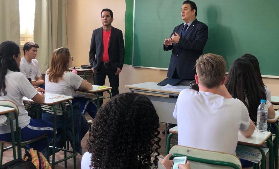 Foto 4 Os estudantes do Colégio Estadual do Paraná (CEP), matriculados nos últimos anos dos cursos do Ensino Médio, Médio Integrado e da Educação Profissional, foram selecionados para participarem do concurso de redação que terá como tema: “A Corrupção, seus reflexos comportamentais e impactos na sociedade”