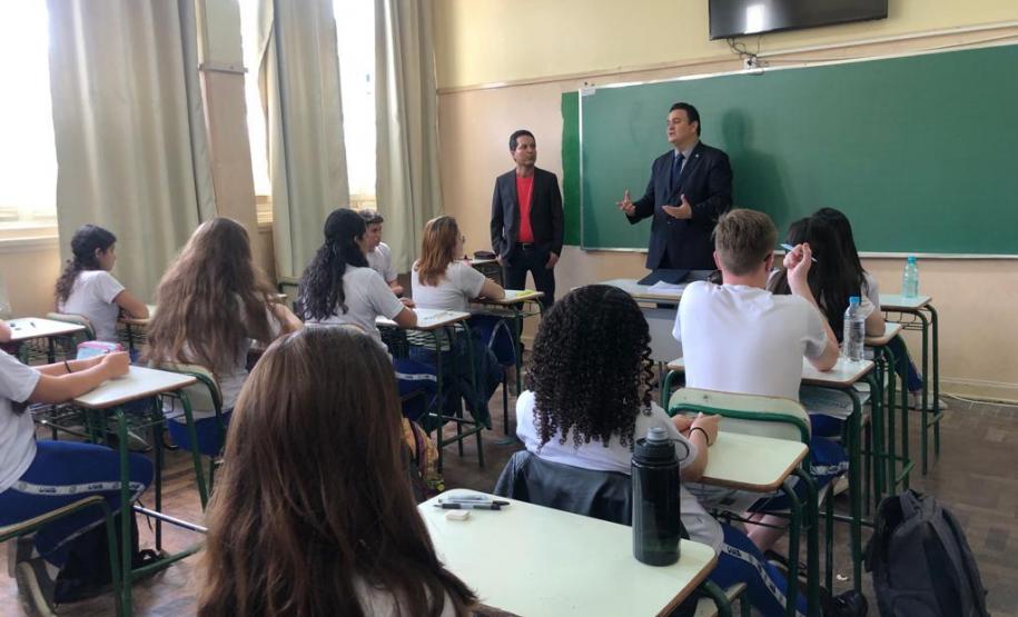 Foto 5 Os estudantes do Colégio Estadual do Paraná (CEP), matriculados nos últimos anos dos cursos do Ensino Médio, Médio Integrado e da Educação Profissional, foram selecionados para participarem do concurso de redação que terá como tema: “A Corrupção, seus reflexos comportamentais e impactos na sociedade”
