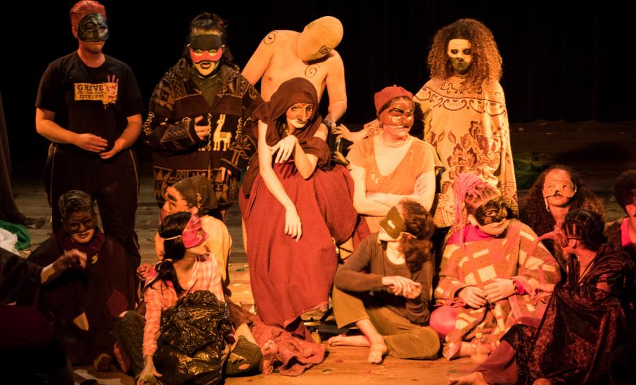 Foto 1 Foi uma noite de estreia, nesta terça-feira (5), para os estudantes da turma do 2º semestre do Curso Técnico em Teatro do Colégio Estadual do Paraná (CEP). Eles subiram no palco, às 19h, do Teatro Leon Jacques, em Curitiba, para apresentar o espetáculo “O Canto da Serpente”, um texto de Laerte Ortega, com direção de Tina de Souza.