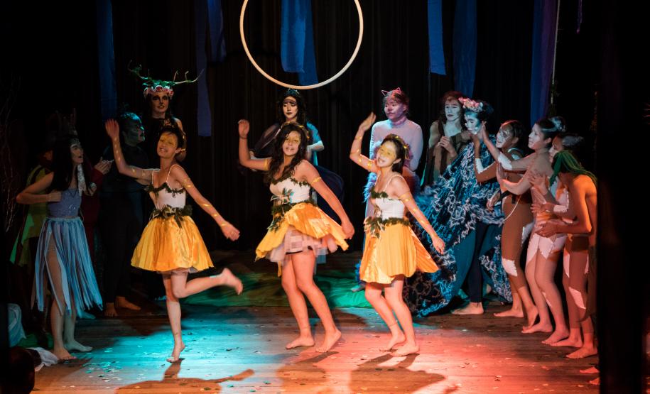 Foto 2 Foi uma noite de estreia, nesta terça-feira (5), para os estudantes da turma do 2º semestre do Curso Técnico em Teatro do Colégio Estadual do Paraná (CEP). Eles subiram no palco, às 19h, do Teatro Leon Jacques, em Curitiba, para apresentar o espetáculo “O Canto da Serpente”, um texto de Laerte Ortega, com direção de Tina de Souza.