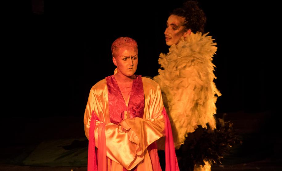 Foto 4 Foi uma noite de estreia, nesta terça-feira (5), para os estudantes da turma do 2º semestre do Curso Técnico em Teatro do Colégio Estadual do Paraná (CEP). Eles subiram no palco, às 19h, do Teatro Leon Jacques, em Curitiba, para apresentar o espetáculo “O Canto da Serpente”, um texto de Laerte Ortega, com direção de Tina de Souza.