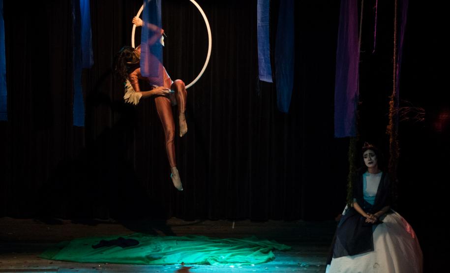 Foto 5 Foi uma noite de estreia, nesta terça-feira (5), para os estudantes da turma do 2º semestre do Curso Técnico em Teatro do Colégio Estadual do Paraná (CEP). Eles subiram no palco, às 19h, do Teatro Leon Jacques, em Curitiba, para apresentar o espetáculo “O Canto da Serpente”, um texto de Laerte Ortega, com direção de Tina de Souza.