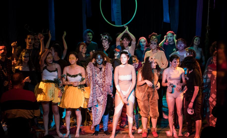 Foto 7 Foi uma noite de estreia, nesta terça-feira (5), para os estudantes da turma do 2º semestre do Curso Técnico em Teatro do Colégio Estadual do Paraná (CEP). Eles subiram no palco, às 19h, do Teatro Leon Jacques, em Curitiba, para apresentar o espetáculo “O Canto da Serpente”, um texto de Laerte Ortega, com direção de Tina de Souza.