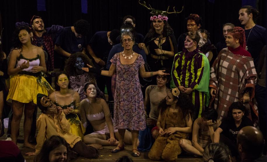 Foto 8 Foi uma noite de estreia, nesta terça-feira (5), para os estudantes da turma do 2º semestre do Curso Técnico em Teatro do Colégio Estadual do Paraná (CEP). Eles subiram no palco, às 19h, do Teatro Leon Jacques, em Curitiba, para apresentar o espetáculo “O Canto da Serpente”, um texto de Laerte Ortega, com direção de Tina de Souza.