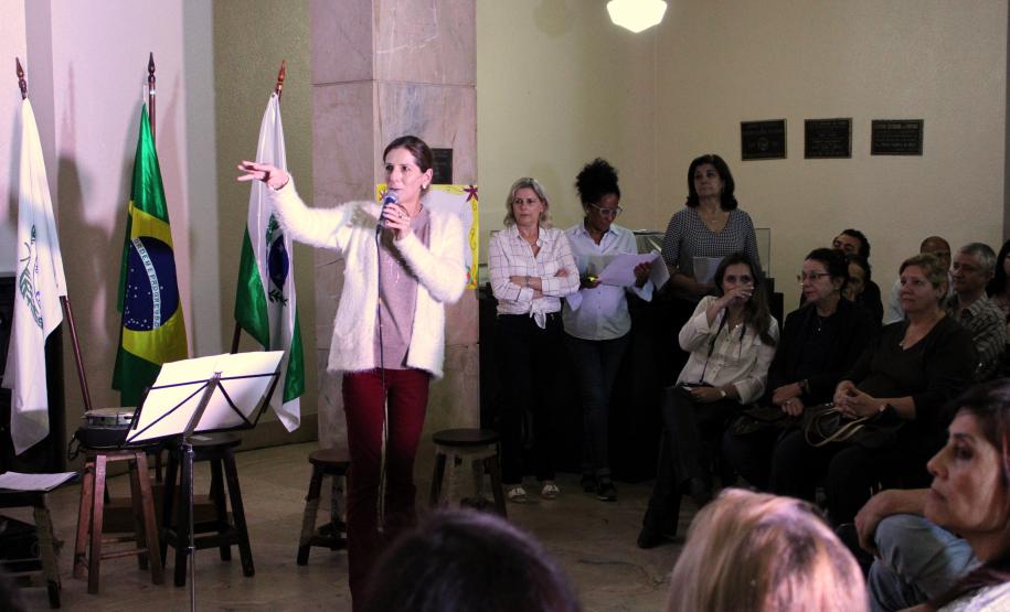 A cerimônia na noite desta quinta-feira (7) reuniu, no hall de entrada do Colégio Estadual do Paraná (CEP), estudantes, professores, poetas e convidados para a entrega do livro Sedução Poética 2019. O exemplar representa a conclusão de mais uma edição do projeto de linguagem coordenado pelo setor de Língua Portuguesa do Colégio, com objetivos de envolver e incentivar a Comunidade Escolar a produzir, declamar e publicar textos e ilustrações relacionados com a poesia.