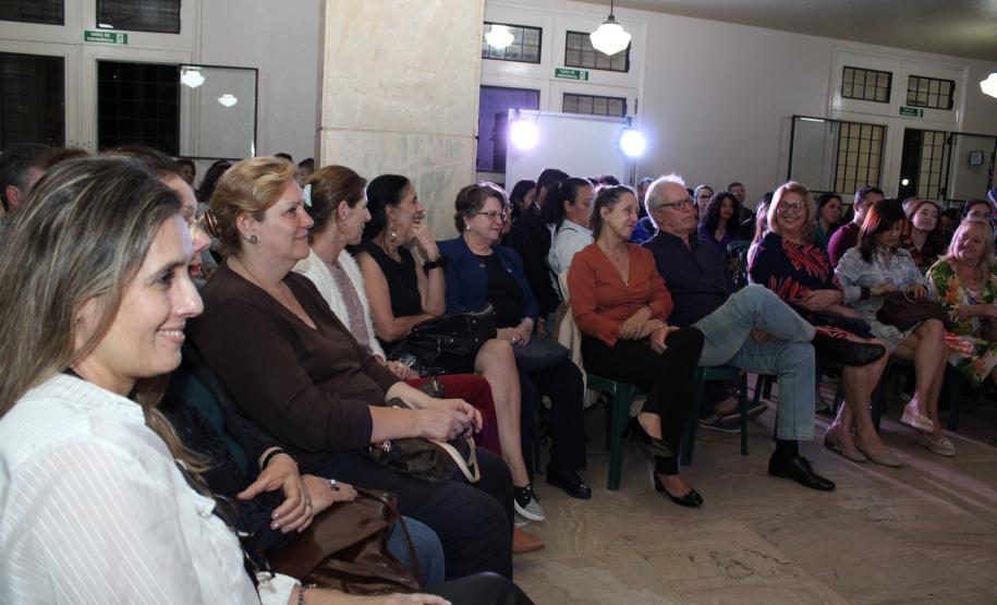 A cerimônia na noite desta quinta-feira (7) reuniu, no hall de entrada do Colégio Estadual do Paraná (CEP), estudantes, professores, poetas e convidados para a entrega do livro Sedução Poética 2019. O exemplar representa a conclusão de mais uma edição do projeto de linguagem coordenado pelo setor de Língua Portuguesa do Colégio, com objetivos de envolver e incentivar a Comunidade Escolar a produzir, declamar e publicar textos e ilustrações relacionados com a poesia.