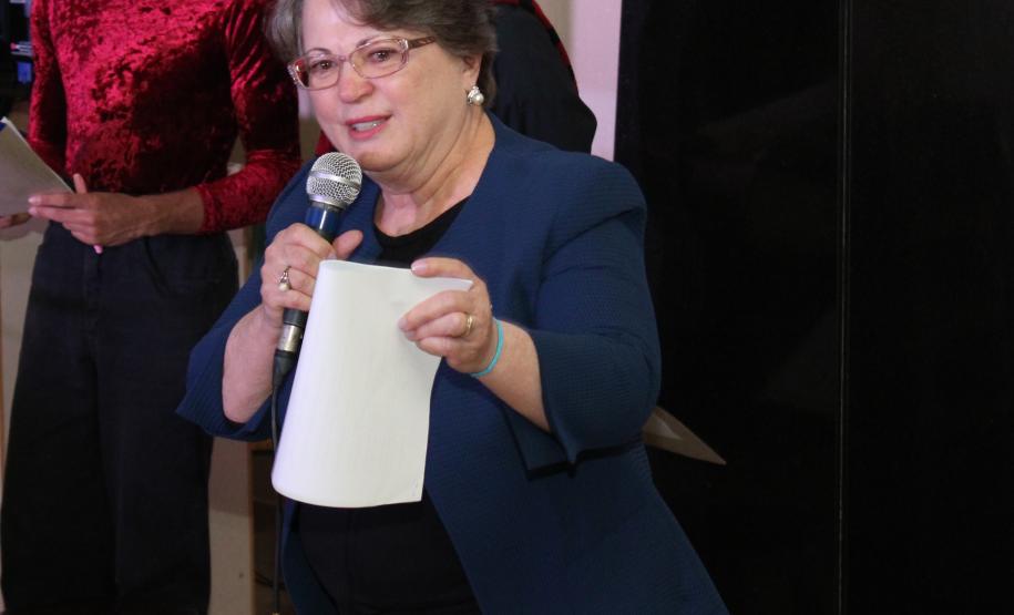 A cerimônia na noite desta quinta-feira (7) reuniu, no hall de entrada do Colégio Estadual do Paraná (CEP), estudantes, professores, poetas e convidados para a entrega do livro Sedução Poética 2019. O exemplar representa a conclusão de mais uma edição do projeto de linguagem coordenado pelo setor de Língua Portuguesa do Colégio, com objetivos de envolver e incentivar a Comunidade Escolar a produzir, declamar e publicar textos e ilustrações relacionados com a poesia.