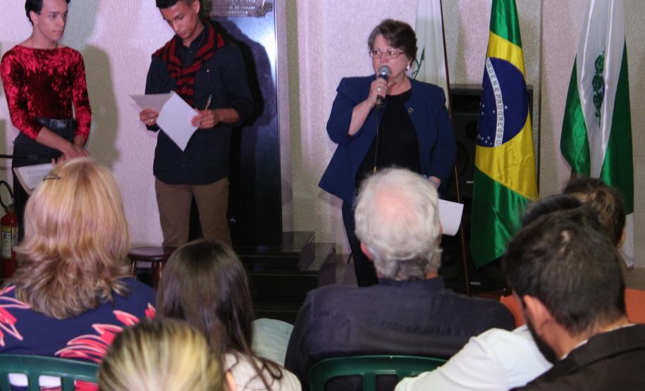 A cerimônia na noite desta quinta-feira (7) reuniu, no hall de entrada do Colégio Estadual do Paraná (CEP), estudantes, professores, poetas e convidados para a entrega do livro Sedução Poética 2019. O exemplar representa a conclusão de mais uma edição do projeto de linguagem coordenado pelo setor de Língua Portuguesa do Colégio, com objetivos de envolver e incentivar a Comunidade Escolar a produzir, declamar e publicar textos e ilustrações relacionados com a poesia.