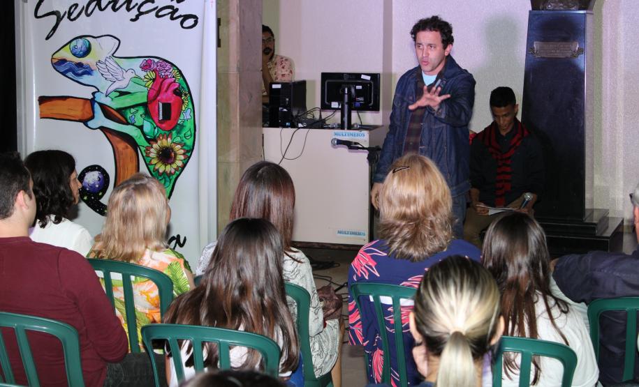 A cerimônia na noite desta quinta-feira (7) reuniu, no hall de entrada do Colégio Estadual do Paraná (CEP), estudantes, professores, poetas e convidados para a entrega do livro Sedução Poética 2019. O exemplar representa a conclusão de mais uma edição do projeto de linguagem coordenado pelo setor de Língua Portuguesa do Colégio, com objetivos de envolver e incentivar a Comunidade Escolar a produzir, declamar e publicar textos e ilustrações relacionados com a poesia.