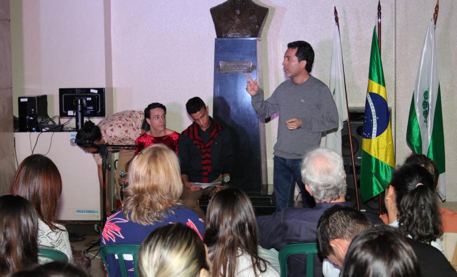 A cerimônia na noite desta quinta-feira (7) reuniu, no hall de entrada do Colégio Estadual do Paraná (CEP), estudantes, professores, poetas e convidados para a entrega do livro Sedução Poética 2019. O exemplar representa a conclusão de mais uma edição do projeto de linguagem coordenado pelo setor de Língua Portuguesa do Colégio, com objetivos de envolver e incentivar a Comunidade Escolar a produzir, declamar e publicar textos e ilustrações relacionados com a poesia.