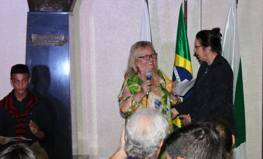 A cerimônia na noite desta quinta-feira (7) reuniu, no hall de entrada do Colégio Estadual do Paraná (CEP), estudantes, professores, poetas e convidados para a entrega do livro Sedução Poética 2019. O exemplar representa a conclusão de mais uma edição do projeto de linguagem coordenado pelo setor de Língua Portuguesa do Colégio, com objetivos de envolver e incentivar a Comunidade Escolar a produzir, declamar e publicar textos e ilustrações relacionados com a poesia.