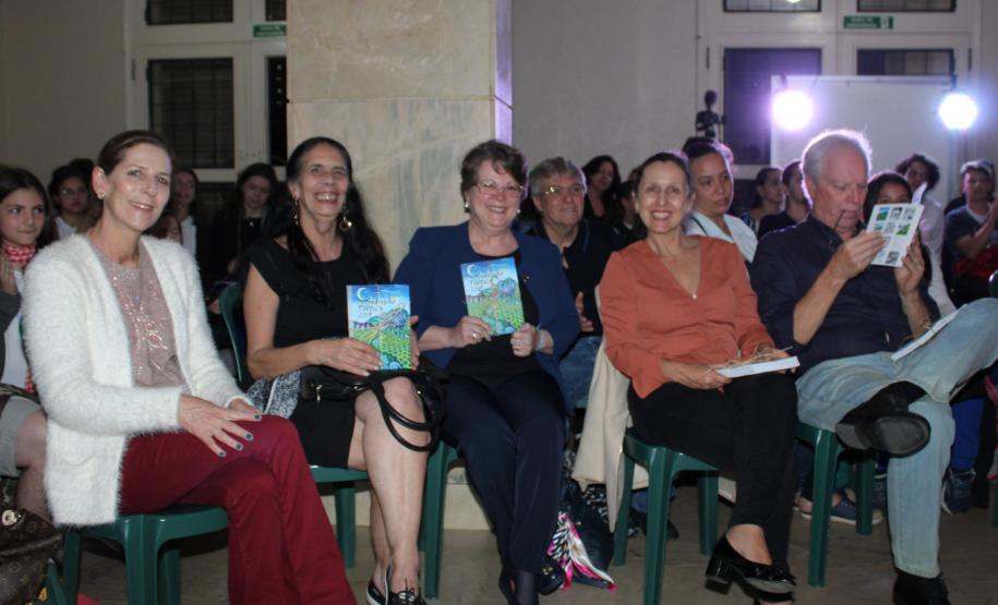 A cerimônia na noite desta quinta-feira (7) reuniu, no hall de entrada do Colégio Estadual do Paraná (CEP), estudantes, professores, poetas e convidados para a entrega do livro Sedução Poética 2019. O exemplar representa a conclusão de mais uma edição do projeto de linguagem coordenado pelo setor de Língua Portuguesa do Colégio, com objetivos de envolver e incentivar a Comunidade Escolar a produzir, declamar e publicar textos e ilustrações relacionados com a poesia.