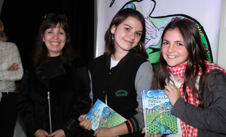 A cerimônia na noite desta quinta-feira (7) reuniu, no hall de entrada do Colégio Estadual do Paraná (CEP), estudantes, professores, poetas e convidados para a entrega do livro Sedução Poética 2019. O exemplar representa a conclusão de mais uma edição do projeto de linguagem coordenado pelo setor de Língua Portuguesa do Colégio, com objetivos de envolver e incentivar a Comunidade Escolar a produzir, declamar e publicar textos e ilustrações relacionados com a poesia.