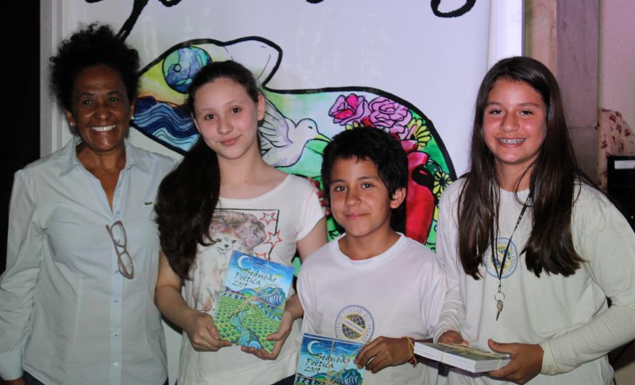 A cerimônia na noite desta quinta-feira (7) reuniu, no hall de entrada do Colégio Estadual do Paraná (CEP), estudantes, professores, poetas e convidados para a entrega do livro Sedução Poética 2019. O exemplar representa a conclusão de mais uma edição do projeto de linguagem coordenado pelo setor de Língua Portuguesa do Colégio, com objetivos de envolver e incentivar a Comunidade Escolar a produzir, declamar e publicar textos e ilustrações relacionados com a poesia.