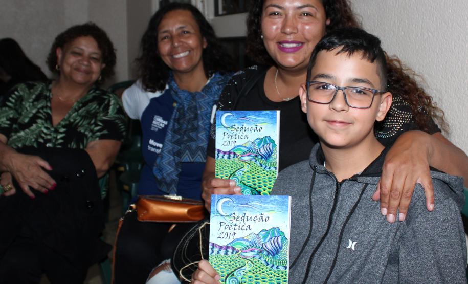 A cerimônia na noite desta quinta-feira (7) reuniu, no hall de entrada do Colégio Estadual do Paraná (CEP), estudantes, professores, poetas e convidados para a entrega do livro Sedução Poética 2019. O exemplar representa a conclusão de mais uma edição do projeto de linguagem coordenado pelo setor de Língua Portuguesa do Colégio, com objetivos de envolver e incentivar a Comunidade Escolar a produzir, declamar e publicar textos e ilustrações relacionados com a poesia.