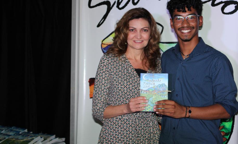 A cerimônia na noite desta quinta-feira (7) reuniu, no hall de entrada do Colégio Estadual do Paraná (CEP), estudantes, professores, poetas e convidados para a entrega do livro Sedução Poética 2019. O exemplar representa a conclusão de mais uma edição do projeto de linguagem coordenado pelo setor de Língua Portuguesa do Colégio, com objetivos de envolver e incentivar a Comunidade Escolar a produzir, declamar e publicar textos e ilustrações relacionados com a poesia.
