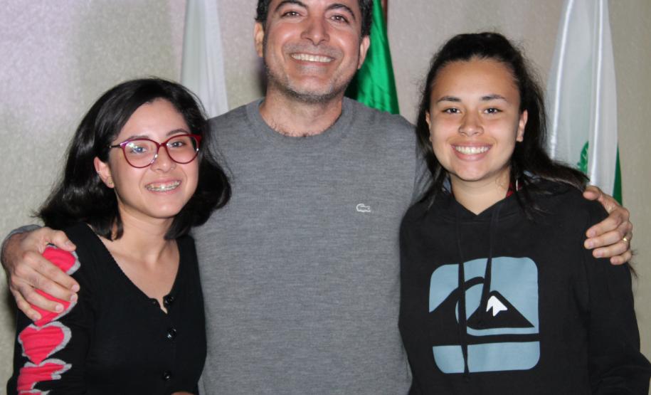 A cerimônia na noite desta quinta-feira (7) reuniu, no hall de entrada do Colégio Estadual do Paraná (CEP), estudantes, professores, poetas e convidados para a entrega do livro Sedução Poética 2019. O exemplar representa a conclusão de mais uma edição do projeto de linguagem coordenado pelo setor de Língua Portuguesa do Colégio, com objetivos de envolver e incentivar a Comunidade Escolar a produzir, declamar e publicar textos e ilustrações relacionados com a poesia.