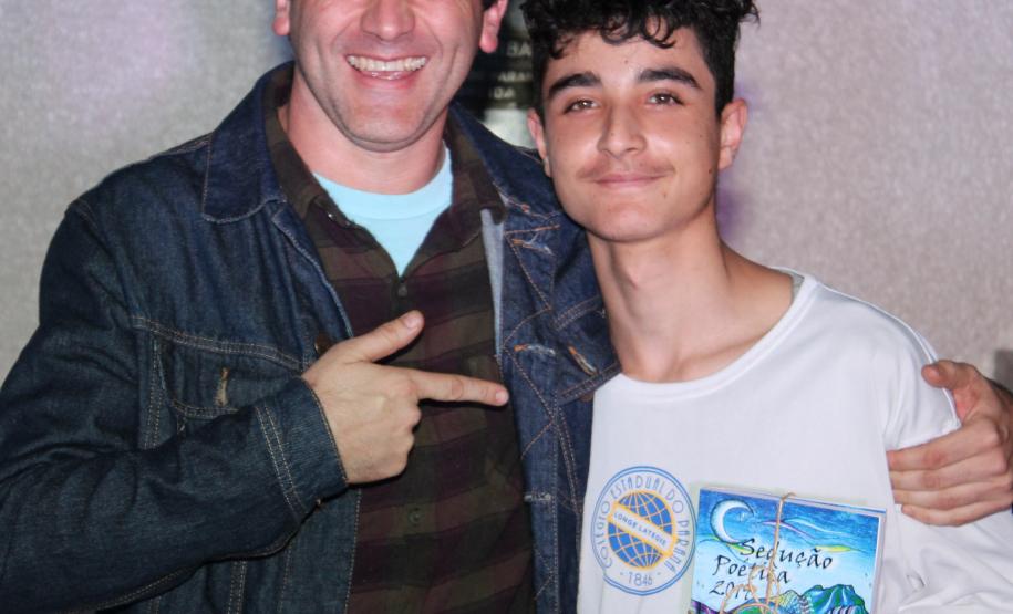 A cerimônia na noite desta quinta-feira (7) reuniu, no hall de entrada do Colégio Estadual do Paraná (CEP), estudantes, professores, poetas e convidados para a entrega do livro Sedução Poética 2019. O exemplar representa a conclusão de mais uma edição do projeto de linguagem coordenado pelo setor de Língua Portuguesa do Colégio, com objetivos de envolver e incentivar a Comunidade Escolar a produzir, declamar e publicar textos e ilustrações relacionados com a poesia.