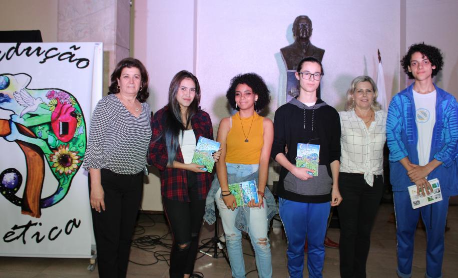 A cerimônia na noite desta quinta-feira (7) reuniu, no hall de entrada do Colégio Estadual do Paraná (CEP), estudantes, professores, poetas e convidados para a entrega do livro Sedução Poética 2019. O exemplar representa a conclusão de mais uma edição do projeto de linguagem coordenado pelo setor de Língua Portuguesa do Colégio, com objetivos de envolver e incentivar a Comunidade Escolar a produzir, declamar e publicar textos e ilustrações relacionados com a poesia.