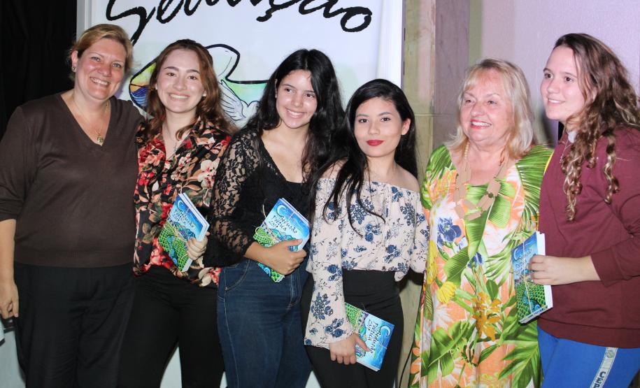 A cerimônia na noite desta quinta-feira (7) reuniu, no hall de entrada do Colégio Estadual do Paraná (CEP), estudantes, professores, poetas e convidados para a entrega do livro Sedução Poética 2019. O exemplar representa a conclusão de mais uma edição do projeto de linguagem coordenado pelo setor de Língua Portuguesa do Colégio, com objetivos de envolver e incentivar a Comunidade Escolar a produzir, declamar e publicar textos e ilustrações relacionados com a poesia.