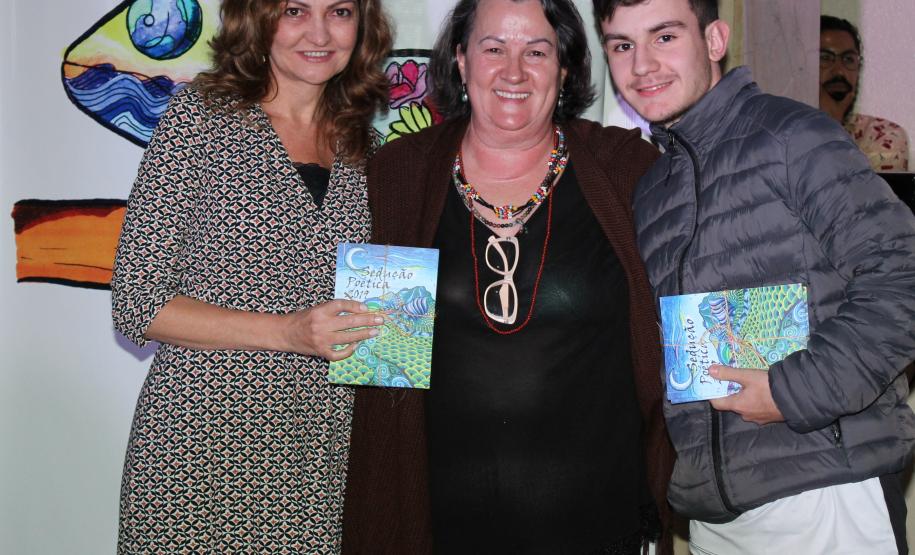 A cerimônia na noite desta quinta-feira (7) reuniu, no hall de entrada do Colégio Estadual do Paraná (CEP), estudantes, professores, poetas e convidados para a entrega do livro Sedução Poética 2019. O exemplar representa a conclusão de mais uma edição do projeto de linguagem coordenado pelo setor de Língua Portuguesa do Colégio, com objetivos de envolver e incentivar a Comunidade Escolar a produzir, declamar e publicar textos e ilustrações relacionados com a poesia.