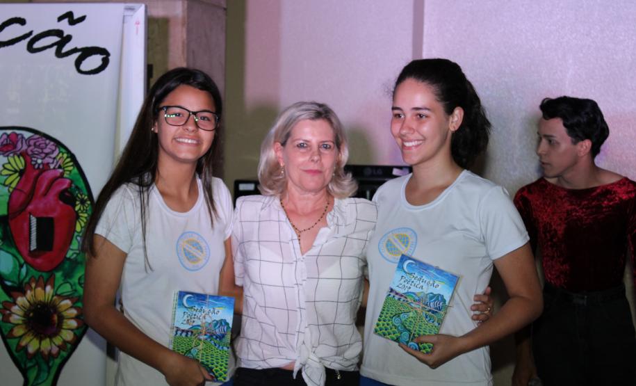 A cerimônia na noite desta quinta-feira (7) reuniu, no hall de entrada do Colégio Estadual do Paraná (CEP), estudantes, professores, poetas e convidados para a entrega do livro Sedução Poética 2019. O exemplar representa a conclusão de mais uma edição do projeto de linguagem coordenado pelo setor de Língua Portuguesa do Colégio, com objetivos de envolver e incentivar a Comunidade Escolar a produzir, declamar e publicar textos e ilustrações relacionados com a poesia.