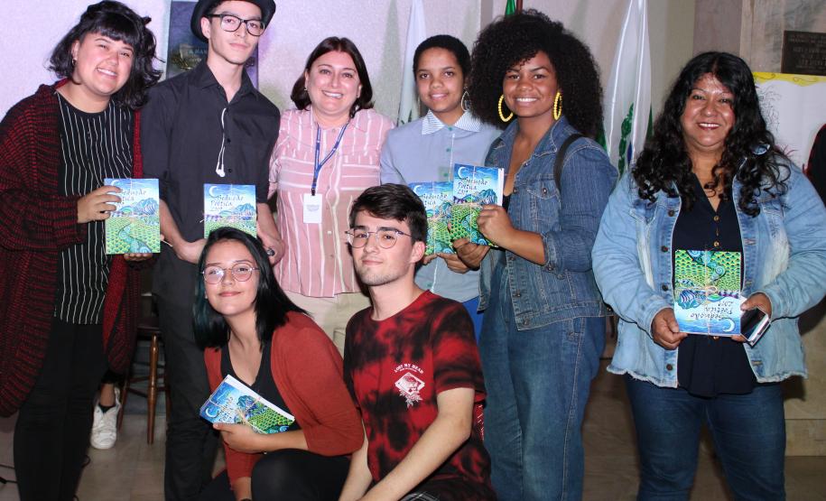 A cerimônia na noite desta quinta-feira (7) reuniu, no hall de entrada do Colégio Estadual do Paraná (CEP), estudantes, professores, poetas e convidados para a entrega do livro Sedução Poética 2019. O exemplar representa a conclusão de mais uma edição do projeto de linguagem coordenado pelo setor de Língua Portuguesa do Colégio, com objetivos de envolver e incentivar a Comunidade Escolar a produzir, declamar e publicar textos e ilustrações relacionados com a poesia.