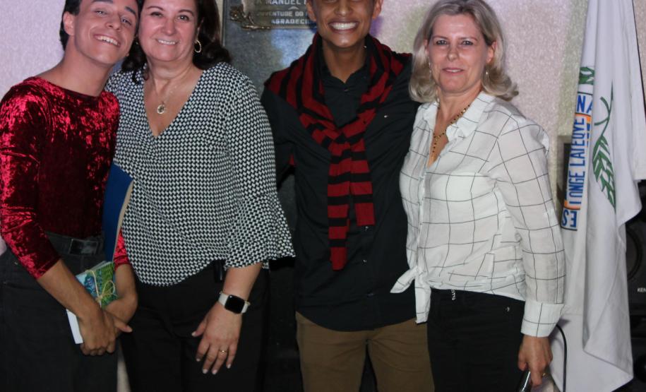 A cerimônia na noite desta quinta-feira (7) reuniu, no hall de entrada do Colégio Estadual do Paraná (CEP), estudantes, professores, poetas e convidados para a entrega do livro Sedução Poética 2019. O exemplar representa a conclusão de mais uma edição do projeto de linguagem coordenado pelo setor de Língua Portuguesa do Colégio, com objetivos de envolver e incentivar a Comunidade Escolar a produzir, declamar e publicar textos e ilustrações relacionados com a poesia.