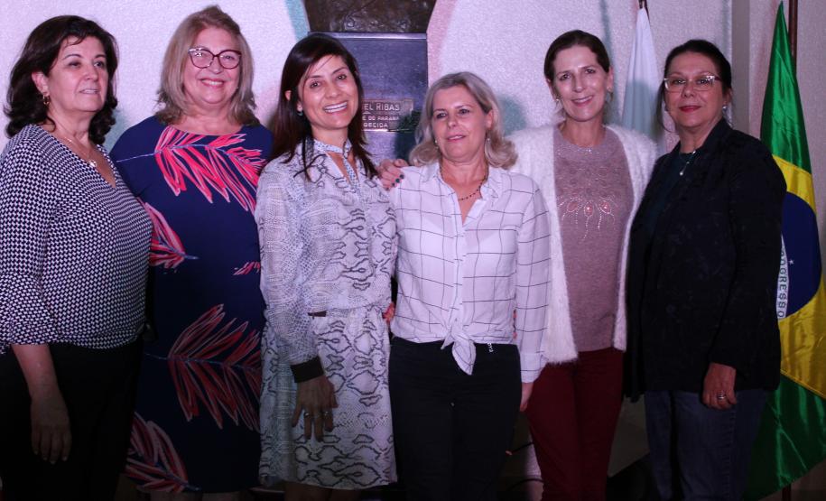 A cerimônia na noite desta quinta-feira (7) reuniu, no hall de entrada do Colégio Estadual do Paraná (CEP), estudantes, professores, poetas e convidados para a entrega do livro Sedução Poética 2019. O exemplar representa a conclusão de mais uma edição do projeto de linguagem coordenado pelo setor de Língua Portuguesa do Colégio, com objetivos de envolver e incentivar a Comunidade Escolar a produzir, declamar e publicar textos e ilustrações relacionados com a poesia.