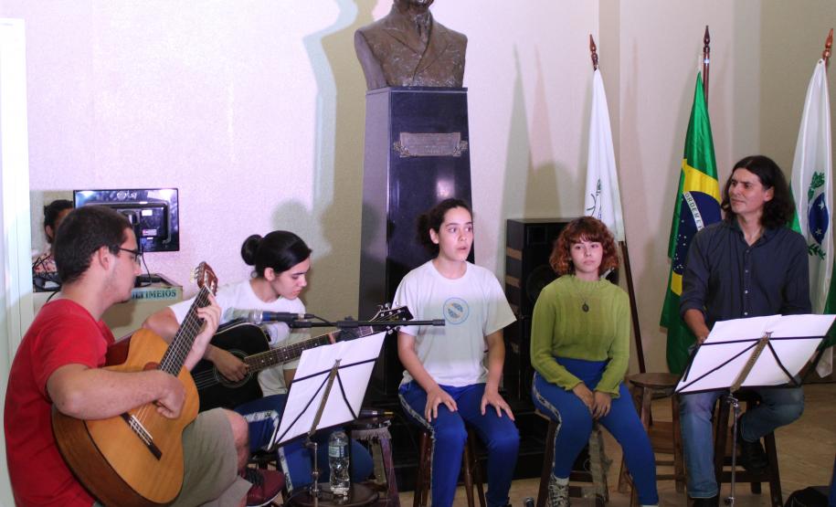 A cerimônia na noite desta quinta-feira (7) reuniu, no hall de entrada do Colégio Estadual do Paraná (CEP), estudantes, professores, poetas e convidados para a entrega do livro Sedução Poética 2019. O exemplar representa a conclusão de mais uma edição do projeto de linguagem coordenado pelo setor de Língua Portuguesa do Colégio, com objetivos de envolver e incentivar a Comunidade Escolar a produzir, declamar e publicar textos e ilustrações relacionados com a poesia.