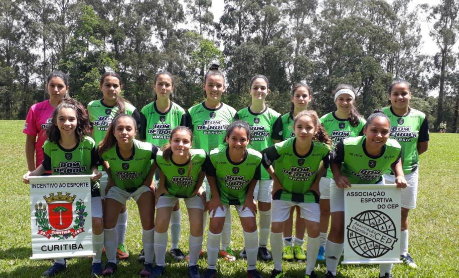 Foto 1 O CEP participa das finais do Bom de Bola pelos Jogos Escolares do Paraná (JEPS) 2019, com as atletas do Futebol de Campo nas categorias sub-14 e sub-20. Elas vão representar o Colégio e a capital paranaense no campeonato que começa nesta terça-feira (12), em Campo Mourão, na Região Noroeste do Estado, com eventos esportivos até o próximo domingo (17). No comando das equipes do CEP está a professora Danyelle Quadros.