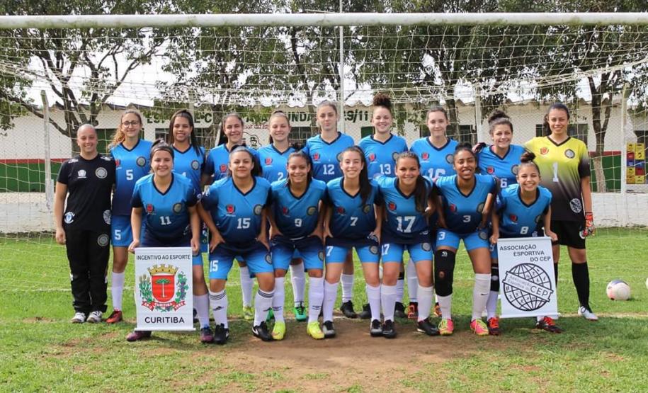 Foto 2 O CEP participa das finais do Bom de Bola pelos Jogos Escolares do Paraná (JEPS) 2019, com as atletas do Futebol de Campo nas categorias sub-14 e sub-20. Elas vão representar o Colégio e a capital paranaense no campeonato que começa nesta terça-feira (12), em Campo Mourão, na Região Noroeste do Estado, com eventos esportivos até o próximo domingo (17). No comando das equipes do CEP está a professora Danyelle Quadros.