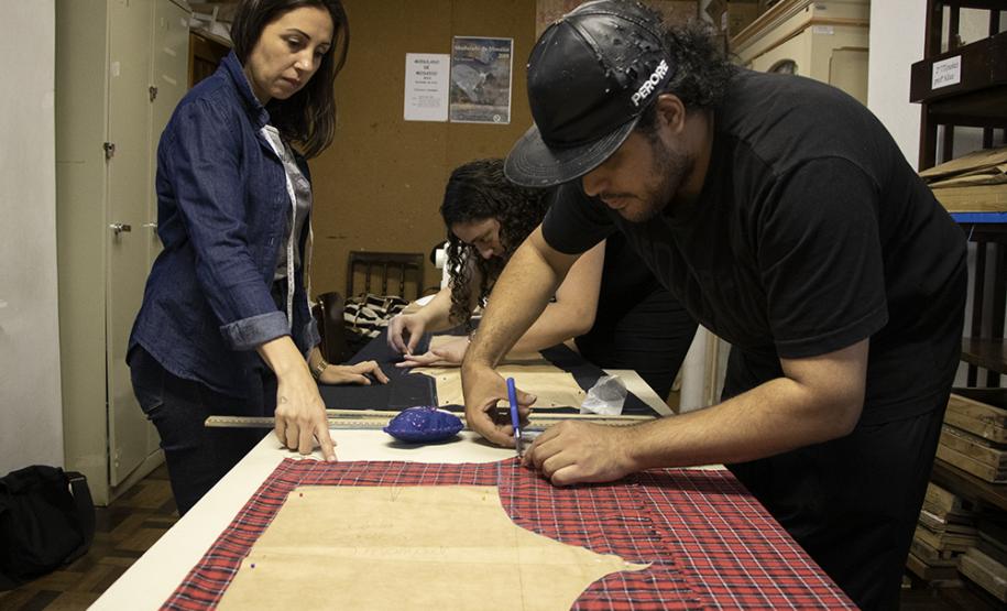 Foto 1 Em qualquer produção artística, o figurino é a parte fundamental para o sucesso de um espetáculo. Por isso, essa atividade se faz presente no Colégio Estadual do Paraná (CEP) em aulas curriculares e no Modulado de Figurino, ofertado na Escolinha de Arte aos estudantes e às pessoas da comunidade que querem aprender os princípios e as técnicas de corte e costura.