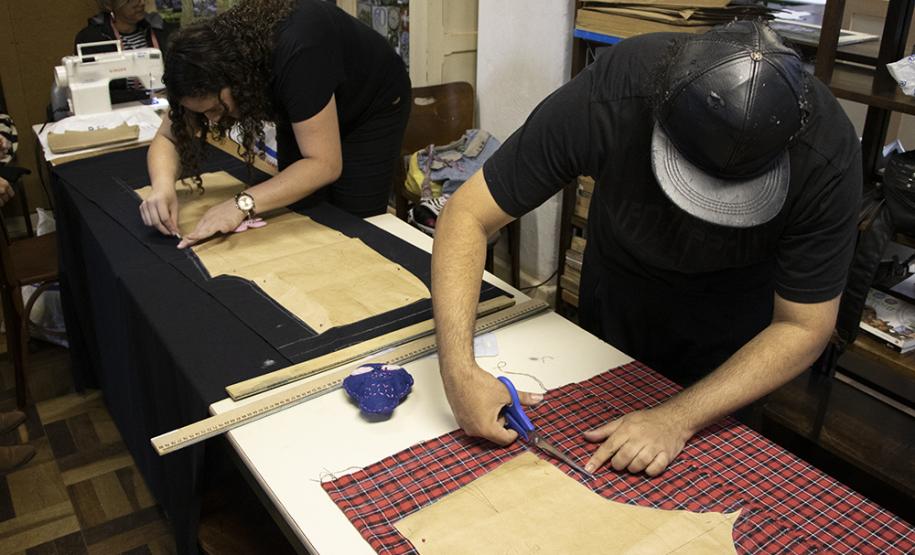 Foto 2 Em qualquer produção artística, o figurino é a parte fundamental para o sucesso de um espetáculo. Por isso, essa atividade se faz presente no Colégio Estadual do Paraná (CEP) em aulas curriculares e no Modulado de Figurino, ofertado na Escolinha de Arte aos estudantes e às pessoas da comunidade que querem aprender os princípios e as técnicas de corte e costura.