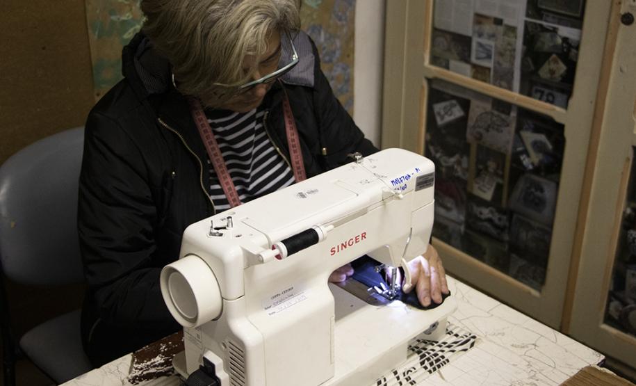 Foto 3 Em qualquer produção artística, o figurino é a parte fundamental para o sucesso de um espetáculo. Por isso, essa atividade se faz presente no Colégio Estadual do Paraná (CEP) em aulas curriculares e no Modulado de Figurino, ofertado na Escolinha de Arte aos estudantes e às pessoas da comunidade que querem aprender os princípios e as técnicas de corte e costura.