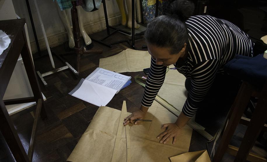 Foto 5 Em qualquer produção artística, o figurino é a parte fundamental para o sucesso de um espetáculo. Por isso, essa atividade se faz presente no Colégio Estadual do Paraná (CEP) em aulas curriculares e no Modulado de Figurino, ofertado na Escolinha de Arte aos estudantes e às pessoas da comunidade que querem aprender os princípios e as técnicas de corte e costura.