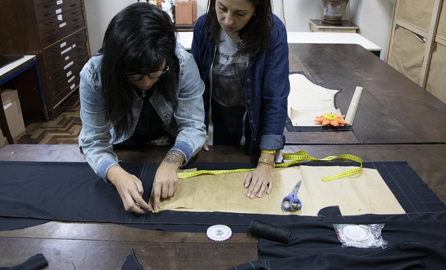 Foto 6 Em qualquer produção artística, o figurino é a parte fundamental para o sucesso de um espetáculo. Por isso, essa atividade se faz presente no Colégio Estadual do Paraná (CEP) em aulas curriculares e no Modulado de Figurino, ofertado na Escolinha de Arte aos estudantes e às pessoas da comunidade que querem aprender os princípios e as técnicas de corte e costura.