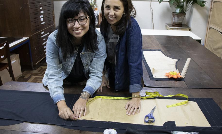 Foto 7 Em qualquer produção artística, o figurino é a parte fundamental para o sucesso de um espetáculo. Por isso, essa atividade se faz presente no Colégio Estadual do Paraná (CEP) em aulas curriculares e no Modulado de Figurino, ofertado na Escolinha de Arte aos estudantes e às pessoas da comunidade que querem aprender os princípios e as técnicas de corte e costura.